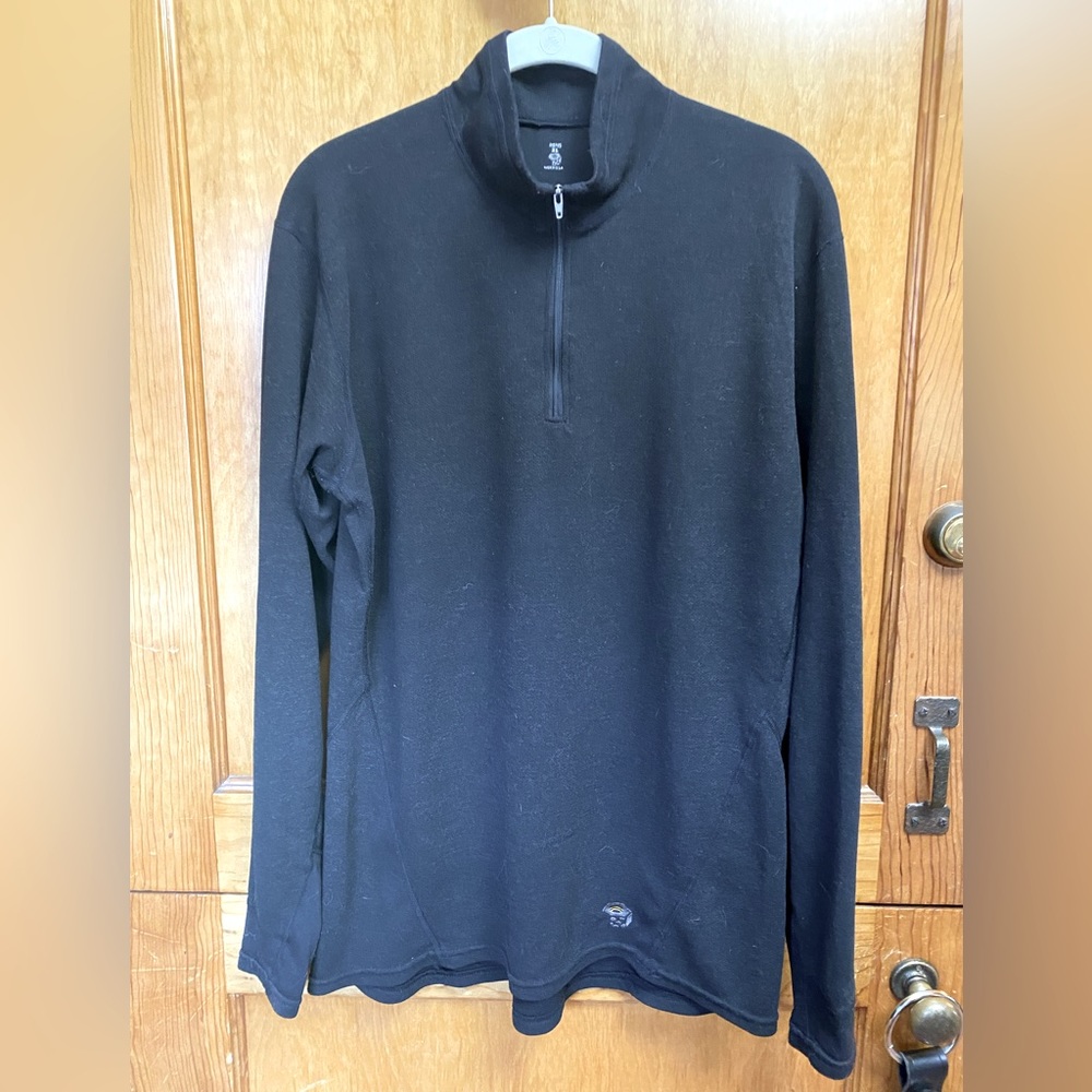 EUC Mountain Hardware Men's black 1/4 Zip black base layer top